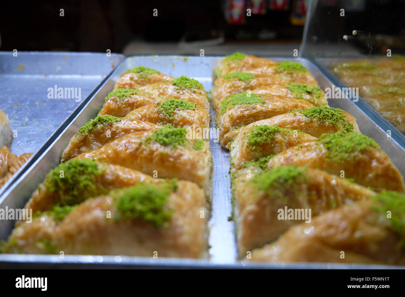 Affichage du compteur à Petek Pastanesi Patisserie Pâtisserie boutique et restaurant à Famagouste Chypre du Nord KATHY DEWITT Banque D'Images