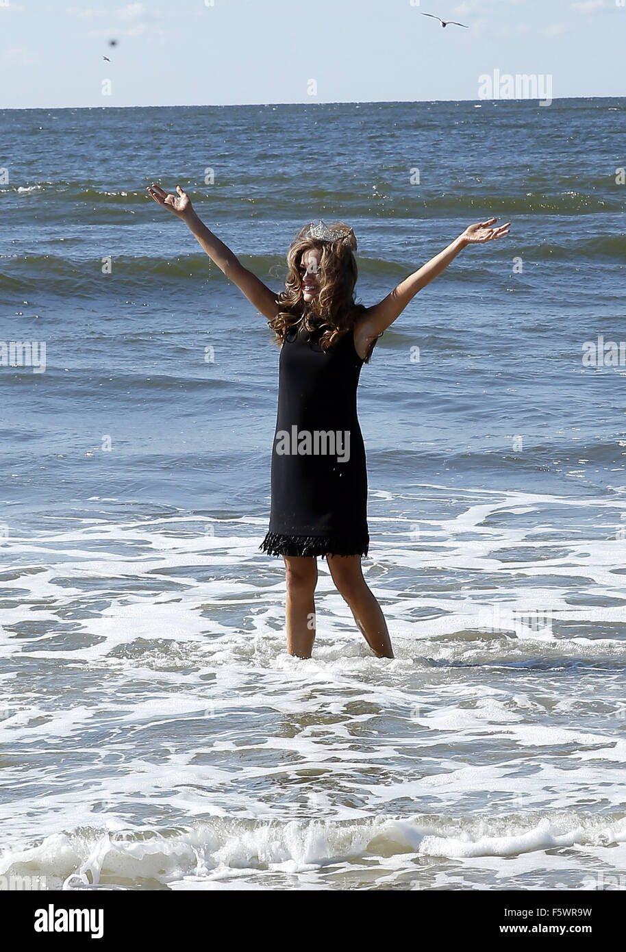Miss America 2016 Dip Toe sur la plage en face du Boardwalk Hall comprend : 2016 Miss America, Betty Cantrell Où : Atlantic City, New Jersey, United States Quand : 14 Oct 2015 Banque D'Images
