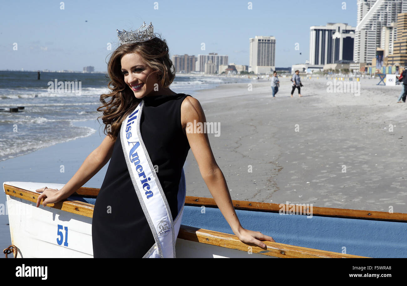 Miss America 2016 Dip Toe sur la plage en face du Boardwalk Hall comprend : 2016 Miss America, Betty Cantrell Où : Atlantic City, New Jersey, United States Quand : 14 Oct 2015 Banque D'Images