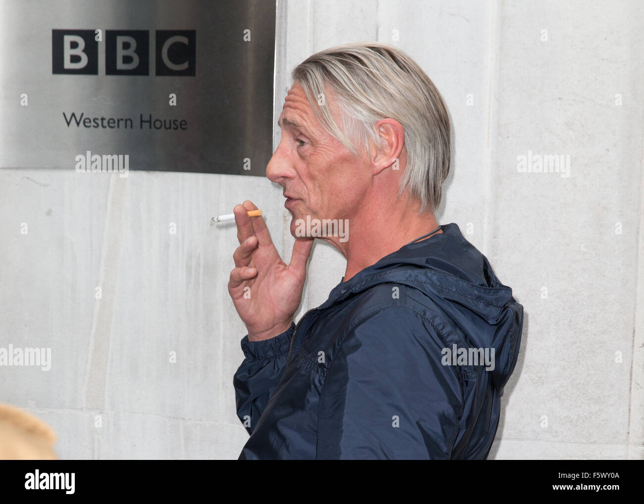 Paul Weller fumer une cigarette à l'extérieur de la BBC Radio 6 studios avec : Paul Weller Où : London, Royaume-Uni Quand : 15 sept 2015 Banque D'Images