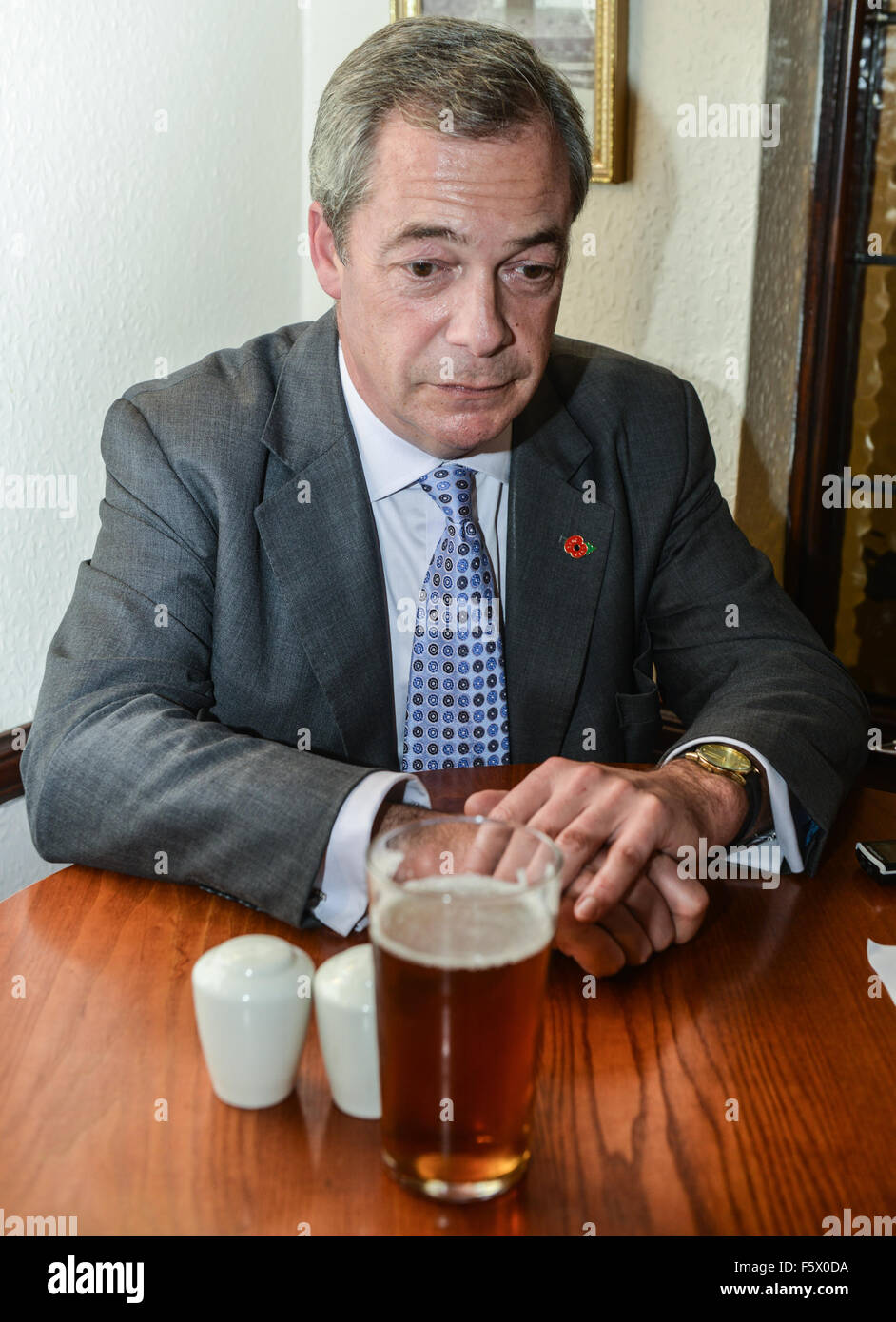 Gloucester, Royaume-Uni. 09Th Nov, 2015. Nigel Farage à la Fontaine Public House, Gloucester avant qu'il attendsa "en dehors de l'Europe" rassemblement à GL !, Gloucester, Royaume-Uni Crédit : Jules annan/Alamy Live News Banque D'Images