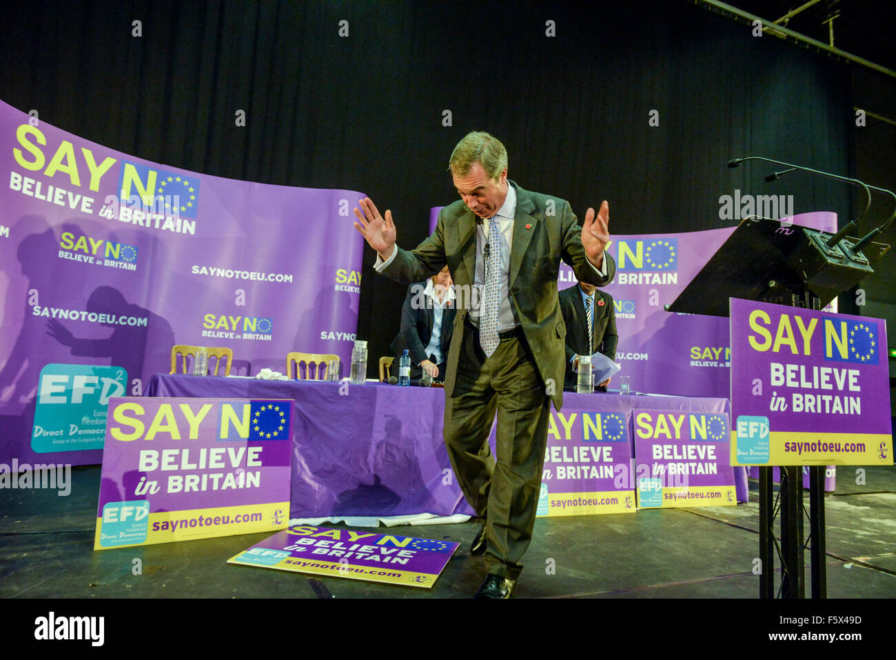 Gloucester, Royaume-Uni. 09Th Nov, 2015. Nigel Farage s'exprimant lors de la Dire non à l'Europe rassemblement à GL1, Gloucester, Royaume-Uni Crédit : Jules annan/Alamy Live News Banque D'Images