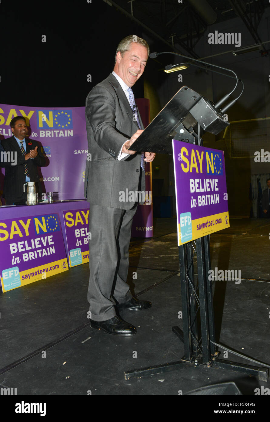 Gloucester, Royaume-Uni. 09Th Nov, 2015. Nigel Farage s'exprimant lors de la Dire non à l'Europe rassemblement à GL1, Gloucester, Royaume-Uni Crédit : Jules annan/Alamy Live News Banque D'Images