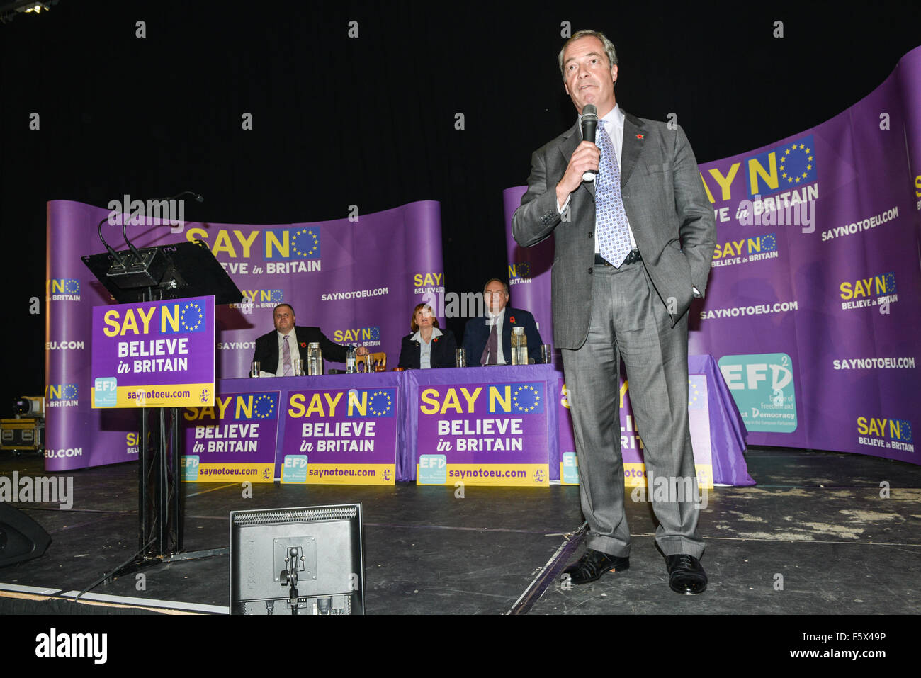 Gloucester, Royaume-Uni. 09Th Nov, 2015. Nigel Farage s'exprimant lors de la Dire non à l'Europe rassemblement à GL1, Gloucester, Royaume-Uni Crédit : Jules annan/Alamy Live News Banque D'Images