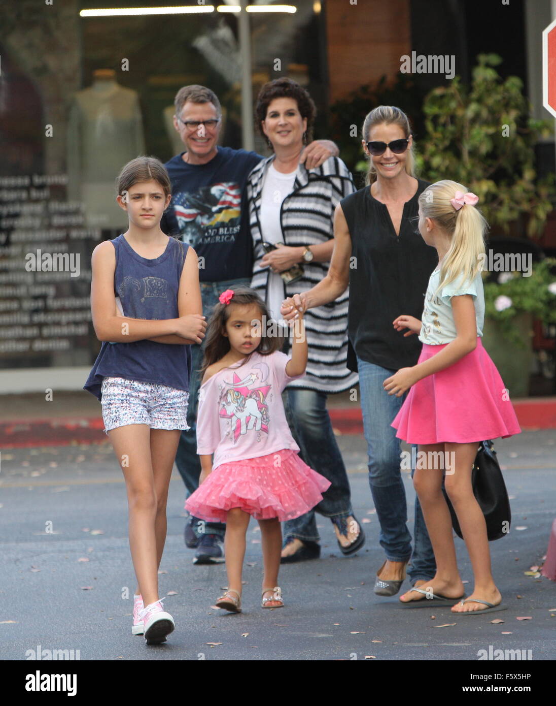 Denise Richards de shopping avec sa famille. Sa fille essaie l