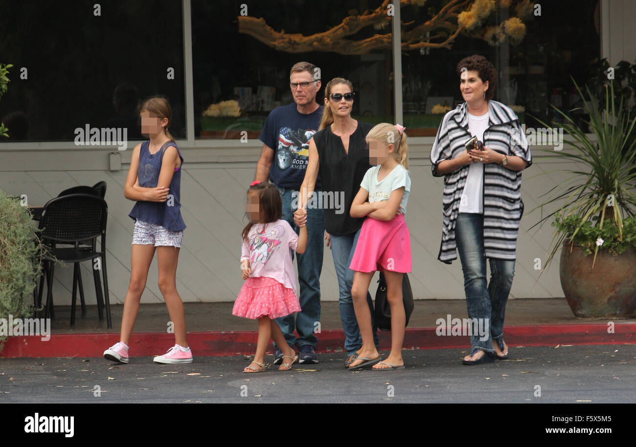 Denise Richards de shopping avec sa famille. Sa fille essaie l