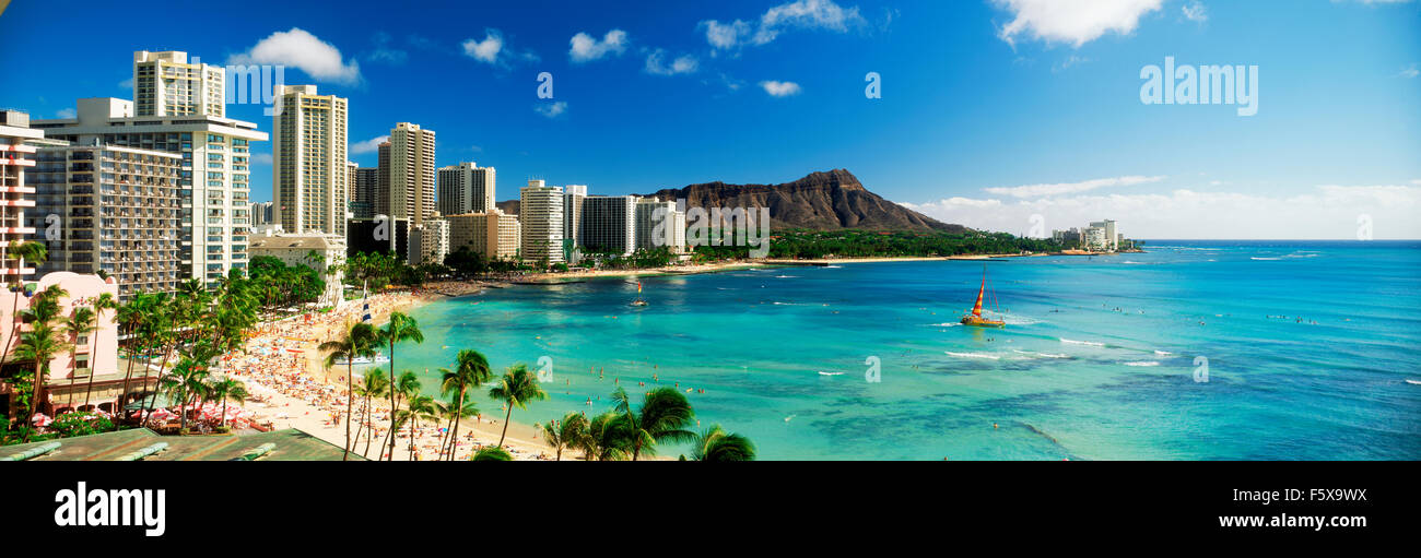 Vue panoramique superbe sur la plage de Waikiki et Diamond Head en face de la plage avec des hôtels et des palmiers sur l'île d'Oahu à Hawaii Banque D'Images