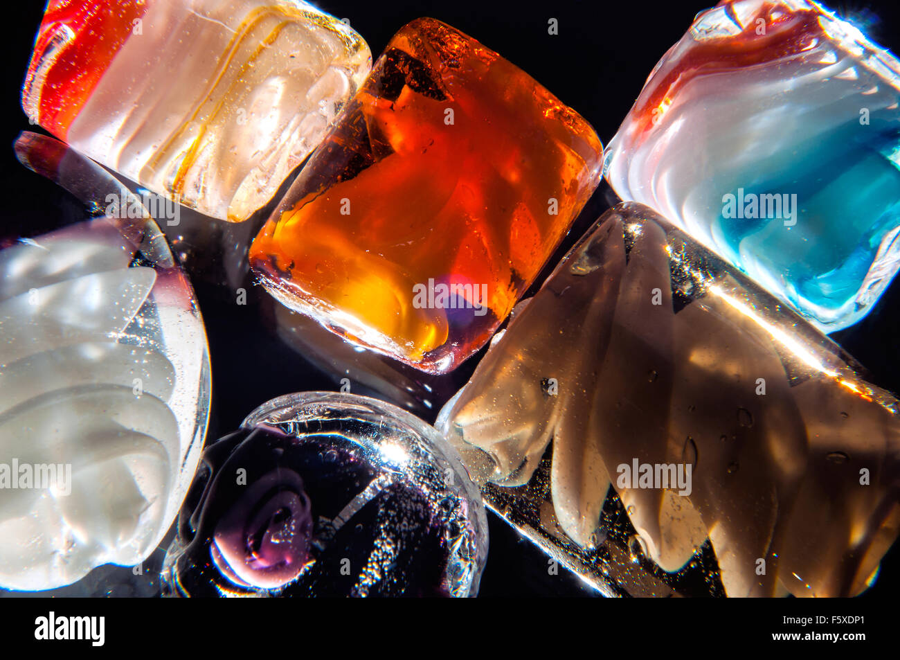 Perles de verre translucide coloré en studio Banque D'Images