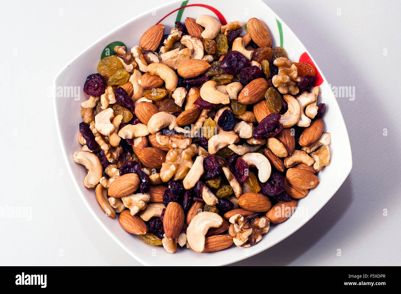Mélange de noix et fruits séchés en studio Banque D'Images