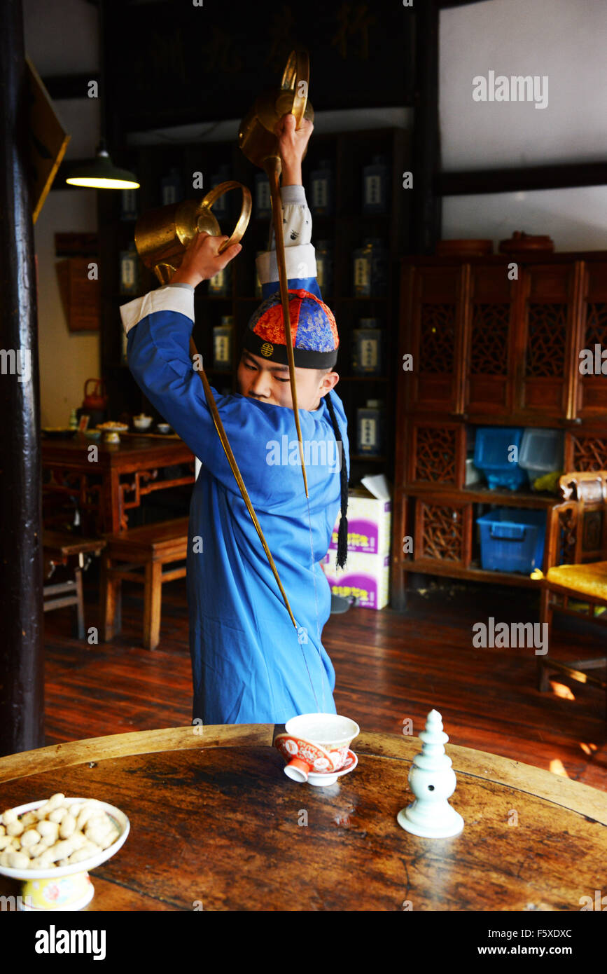 Verser de l'eau chaude pour le thé d'une façon acrobatique traditionnel. Banque D'Images