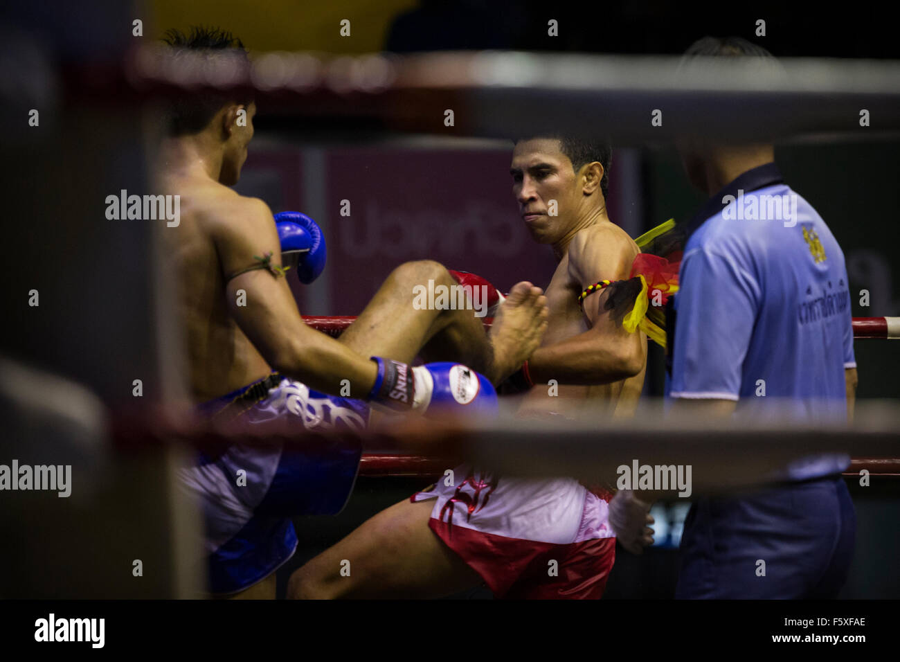 Le Muay Thai fight (Rajadamnern stadium, Bangkok, Thaïlande). Banque D'Images