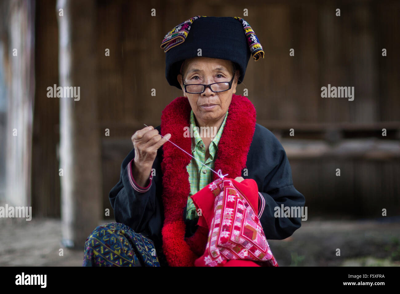Une femme le tricot à Chiang Mai, dans le Nord de la Thaïlande Banque D'Images