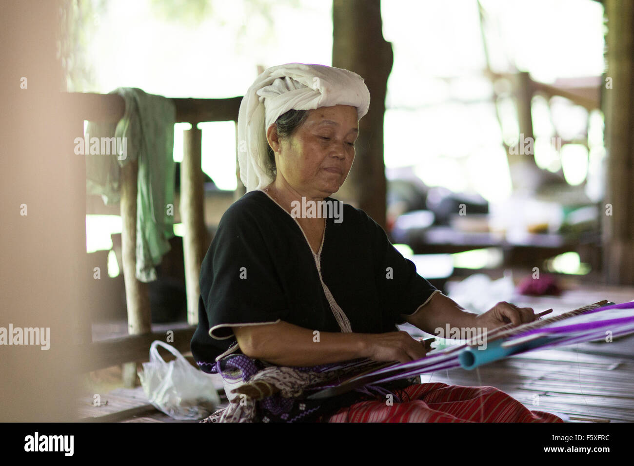 Une Femme tissant dans Chiang Mai, Thaïlande du Nord Banque D'Images