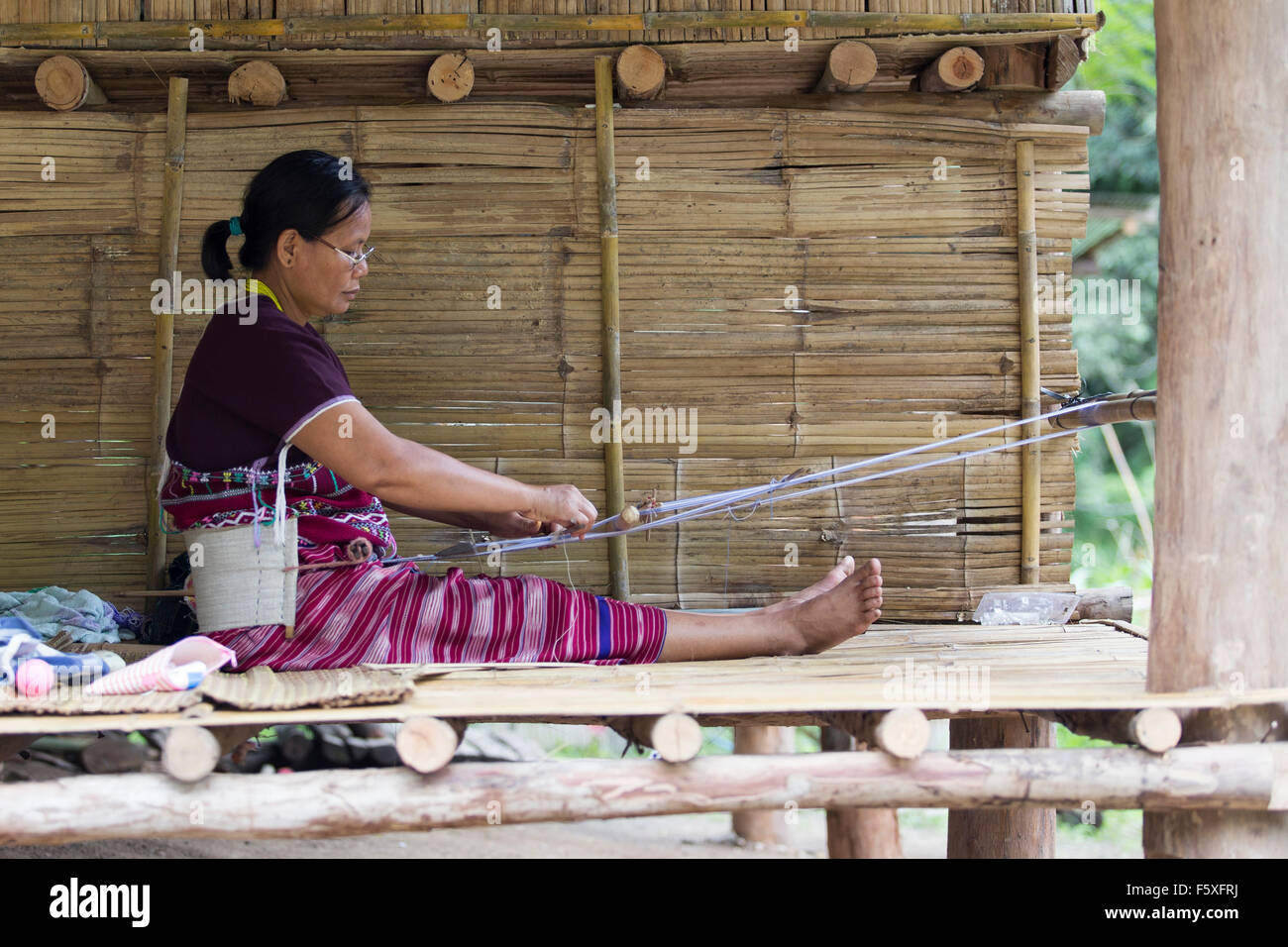 Une Femme tissant dans Chiang Mai, Thaïlande du Nord Banque D'Images