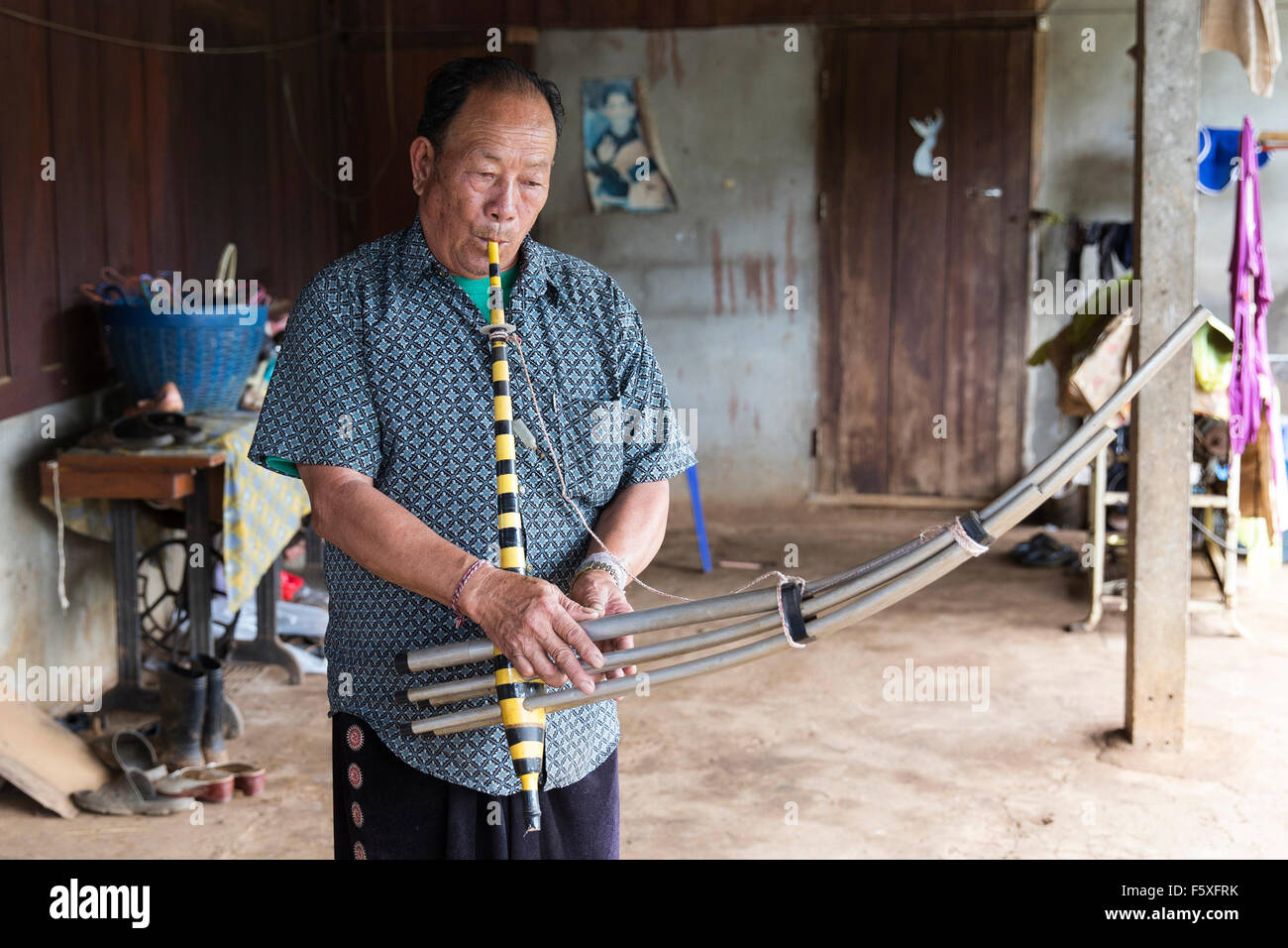 Un homme jouant un instrument traditionnel dans le Nord de la Thaïlande Banque D'Images