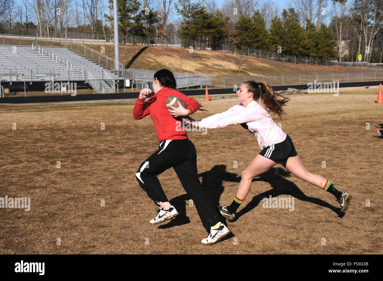 Les filles jouant le touch football Banque D'Images