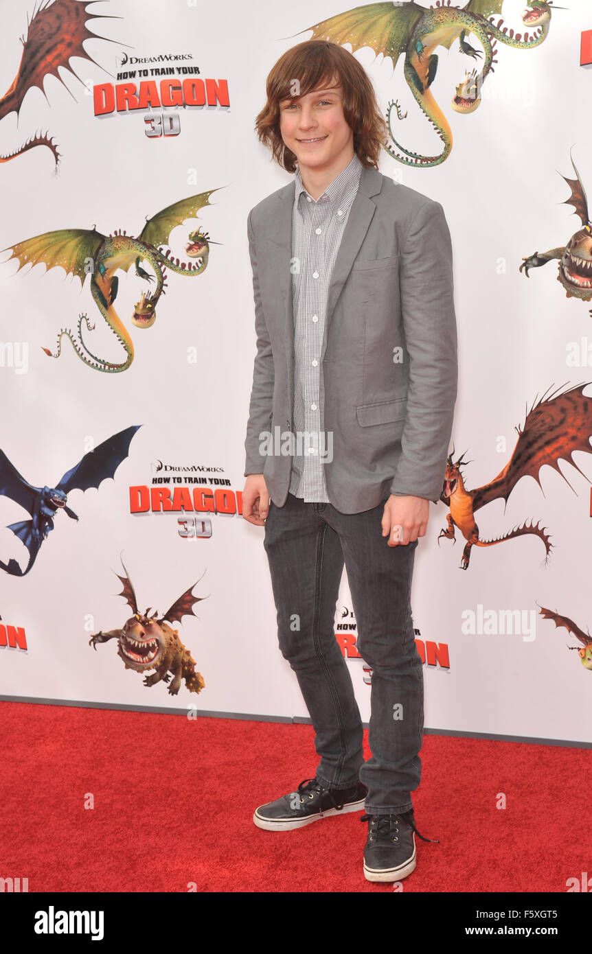 LOS ANGELES, CA - le 21 mars 2010 : Logan Miller au Los Angeles premiere de Dreamworks Animation's 'How to Train Your Dragon' au Gibson Amphitheatre, à Universal Studios, Hollywood. Banque D'Images