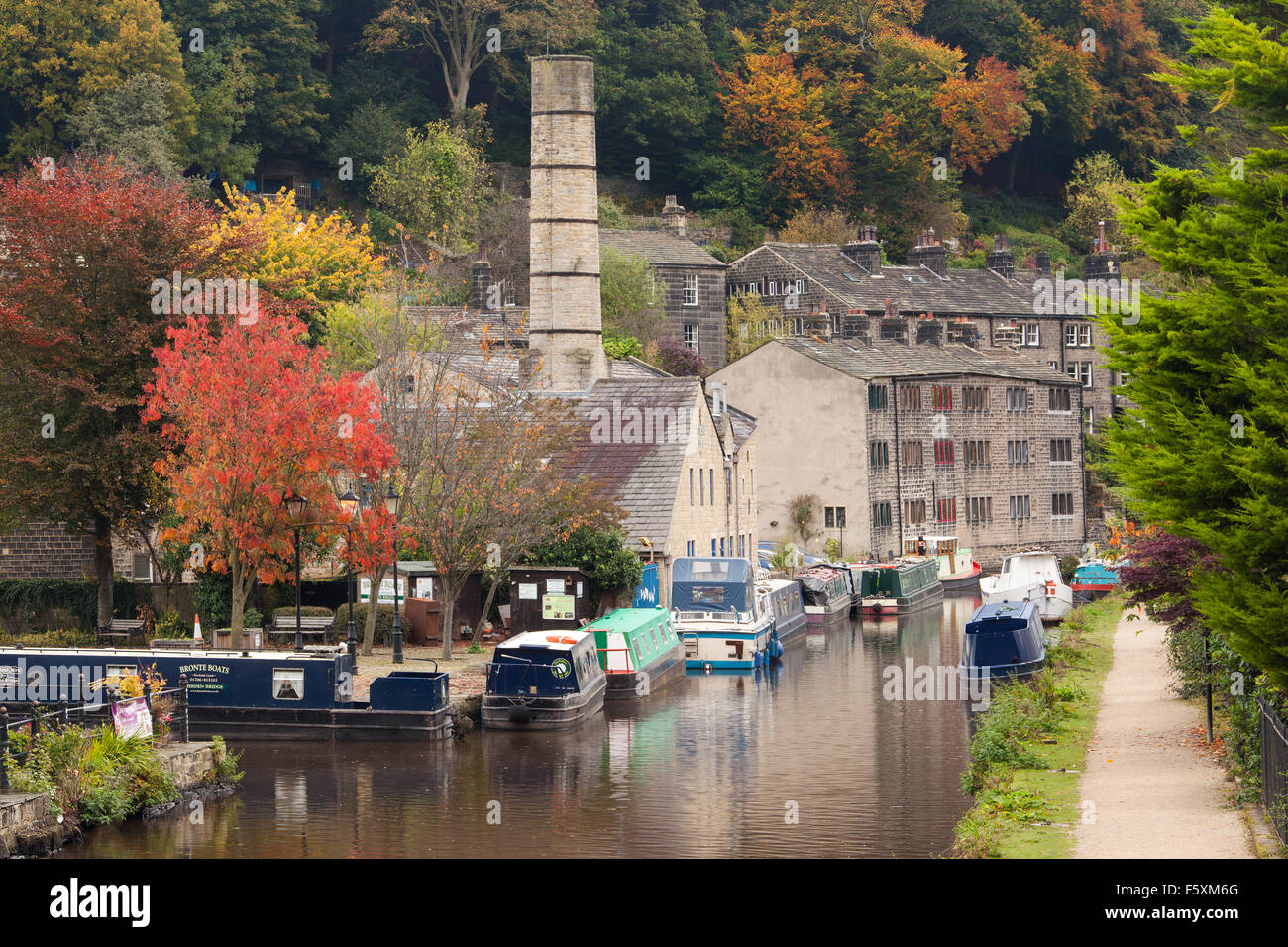 Mill & Crossley (barges bateau long) sur le canal de Rochdale à Hebden Bridge en automne (octobre), Calderdale, West Yorkshire, Royaume-Uni Banque D'Images Mill & Crossley (barges bateau long) sur le canal de Rochdale à Hebden Bridge en automne (octobre), Calderdale, West Yorkshire, Royaume-Uni Banque D'Images