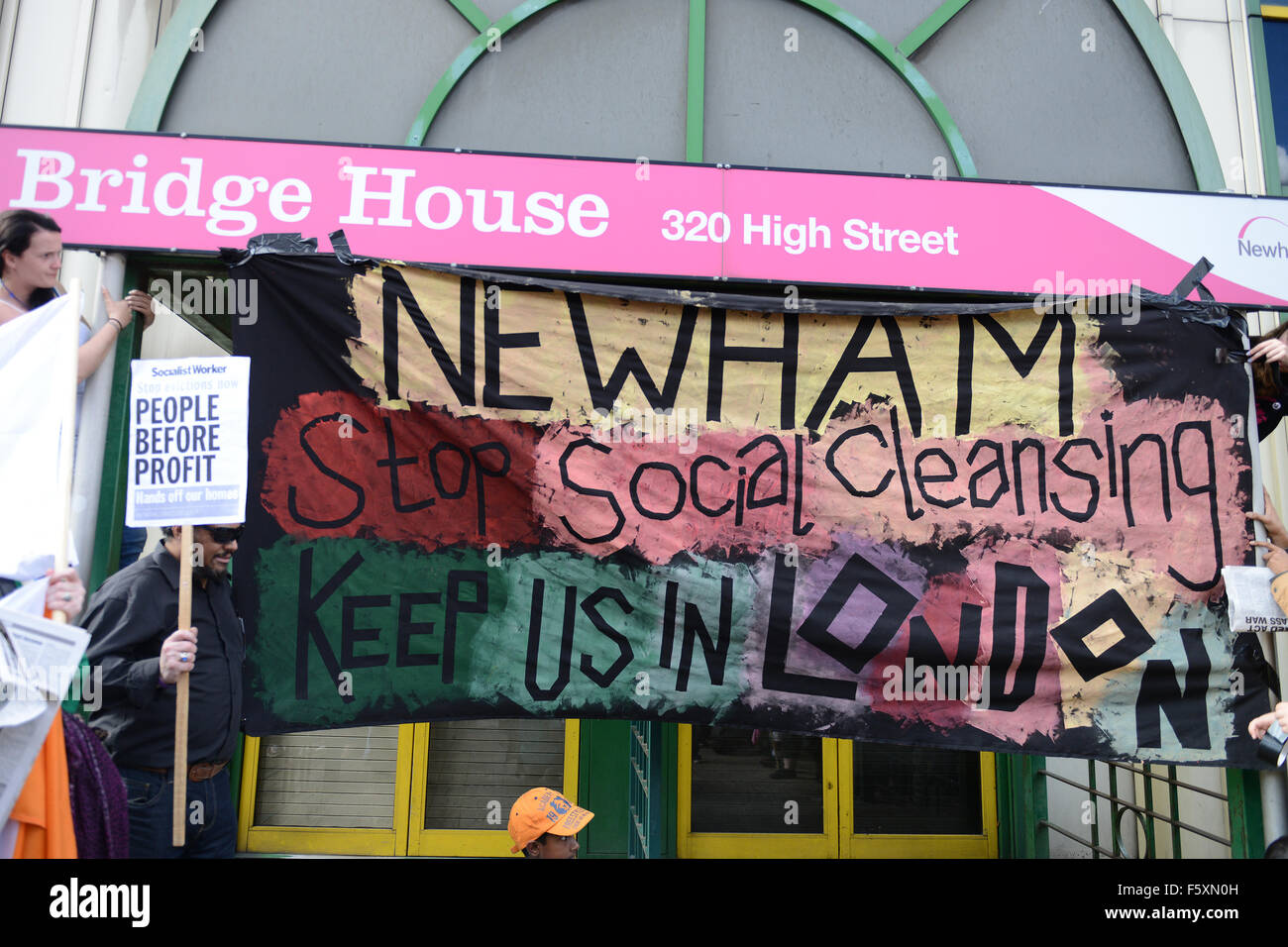 La E15 est à la tête d'un groupe de campagne manifestation à Newham, Londres, pour s'opposer à l'expulsion, tout en appelant à davantage de logements abordables pour tous en vedette : Atmosphère Où : London, Royaume-Uni Quand : 19 Oct 2015 Banque D'Images