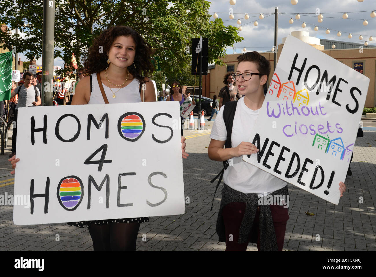 La E15 est à la tête d'un groupe de campagne manifestation à Newham, Londres, pour s'opposer à l'expulsion, tout en appelant à davantage de logements abordables pour tous en vedette : Atmosphère Où : London, Royaume-Uni Quand : 19 Oct 2015 Banque D'Images