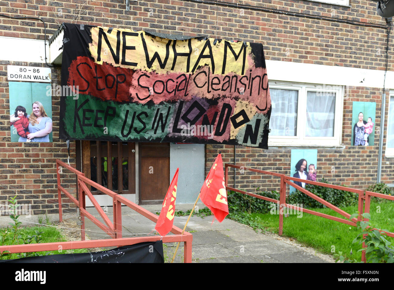 La E15 est à la tête d'un groupe de campagne manifestation à Newham, Londres, pour s'opposer à l'expulsion, tout en appelant à davantage de logements abordables pour tous en vedette : Atmosphère Où : London, Royaume-Uni Quand : 19 Oct 2015 Banque D'Images