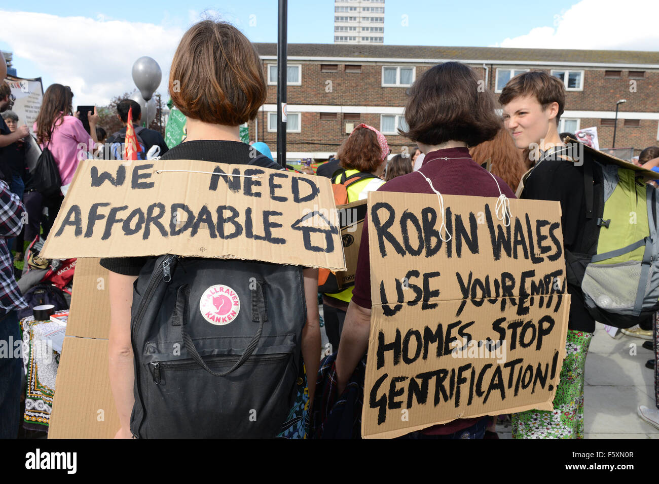 La E15 est à la tête d'un groupe de campagne manifestation à Newham, Londres, pour s'opposer à l'expulsion, tout en appelant à davantage de logements abordables pour tous en vedette : Atmosphère Où : London, Royaume-Uni Quand : 19 Oct 2015 Banque D'Images