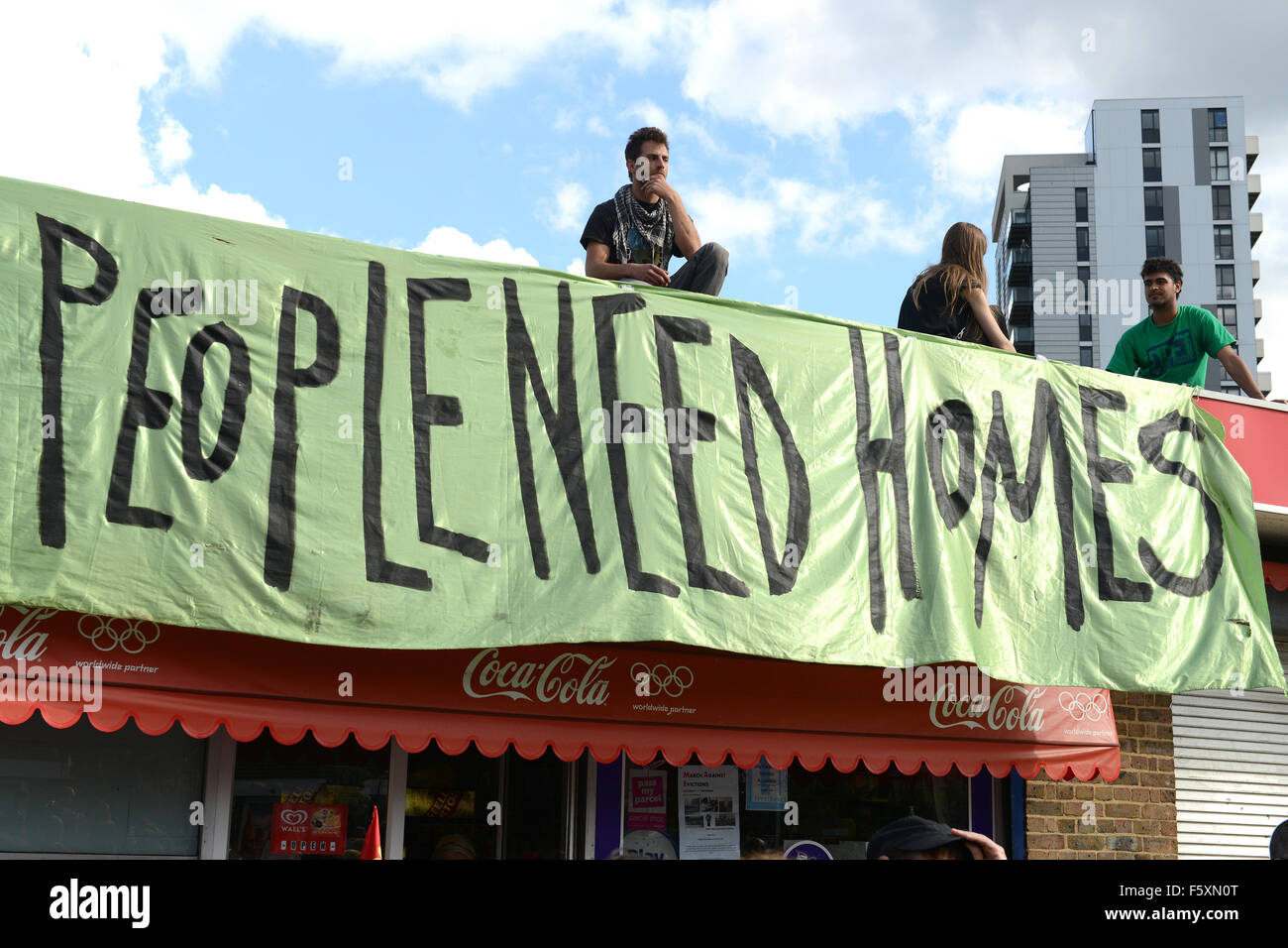 La E15 est à la tête d'un groupe de campagne manifestation à Newham, Londres, pour s'opposer à l'expulsion, tout en appelant à davantage de logements abordables pour tous en vedette : Atmosphère Où : London, Royaume-Uni Quand : 19 Oct 2015 Banque D'Images