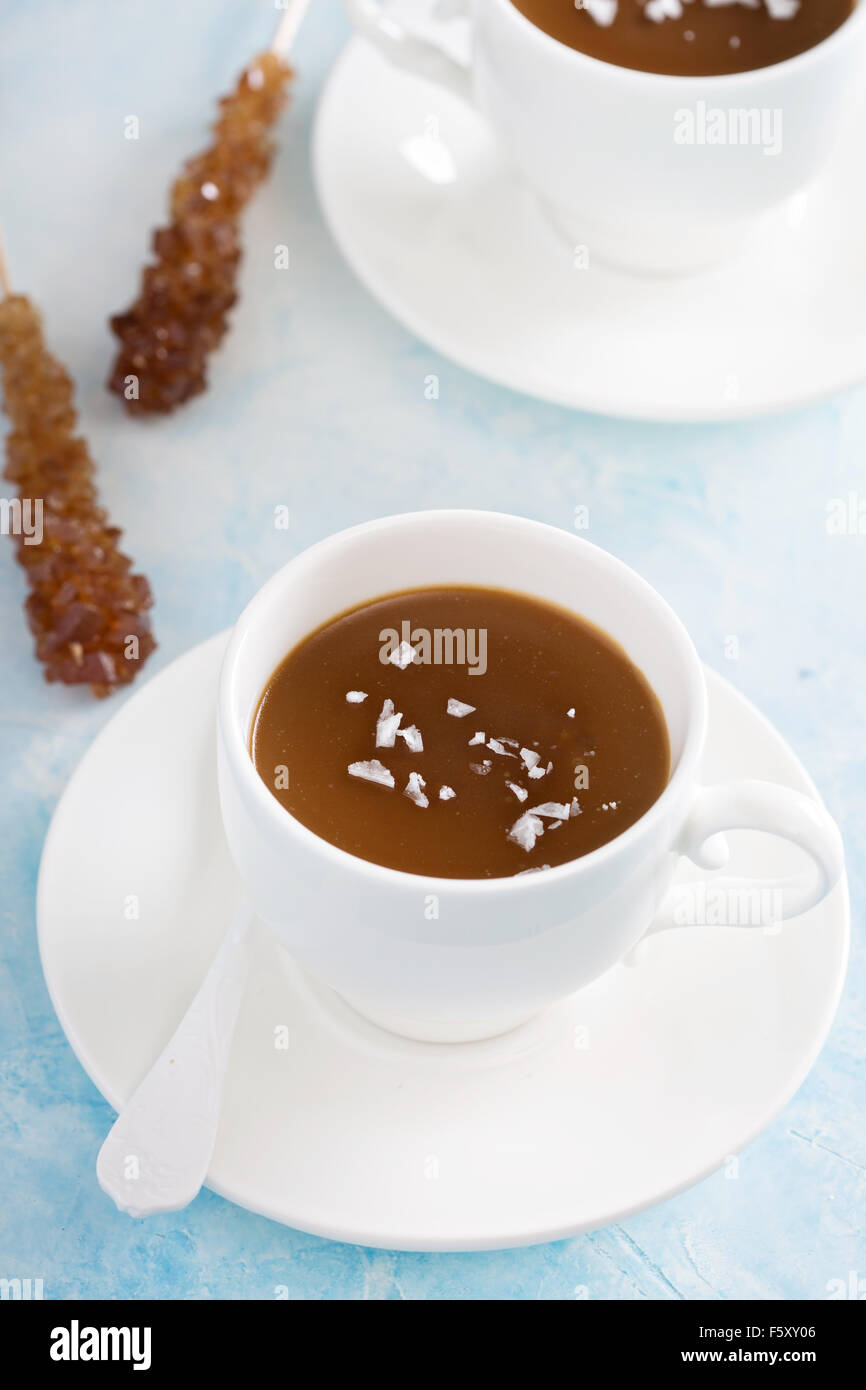 Pudding au caramel en blanc tasses avec du sel en flocons Banque D'Images