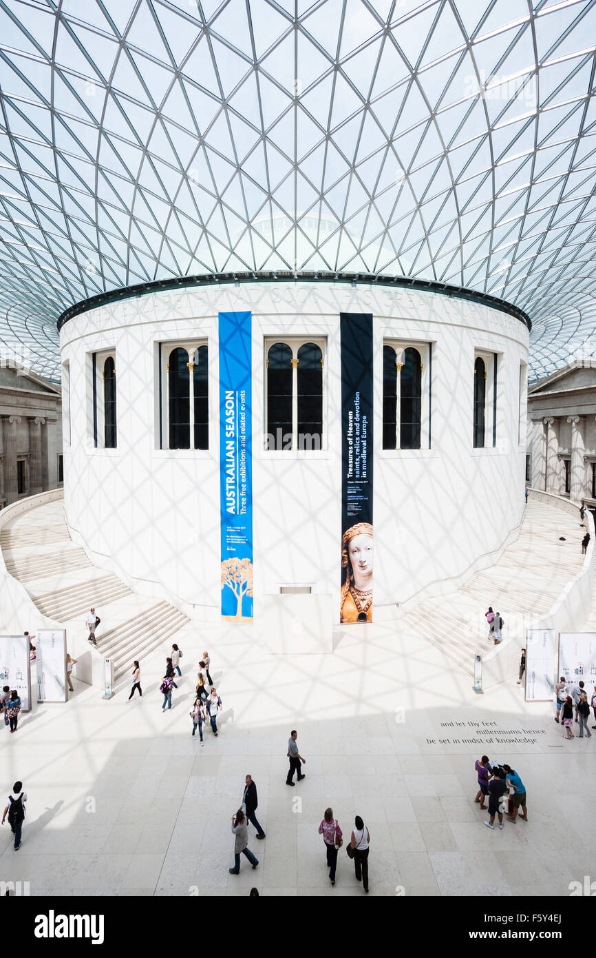 La Queen Elizabeth II Great Court, le quadrilatère central couvert du British Museum. La salle de lecture ronde, cour et cadre en verre du toit. Banque D'Images