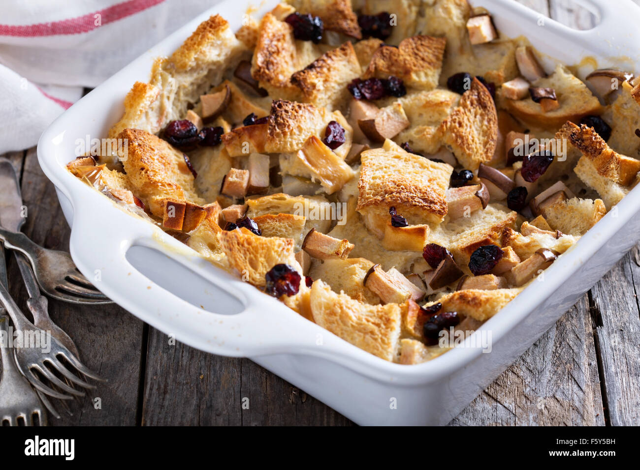 Petit-déjeuner pain cocotte à la poire et aux canneberges séchées Banque D'Images