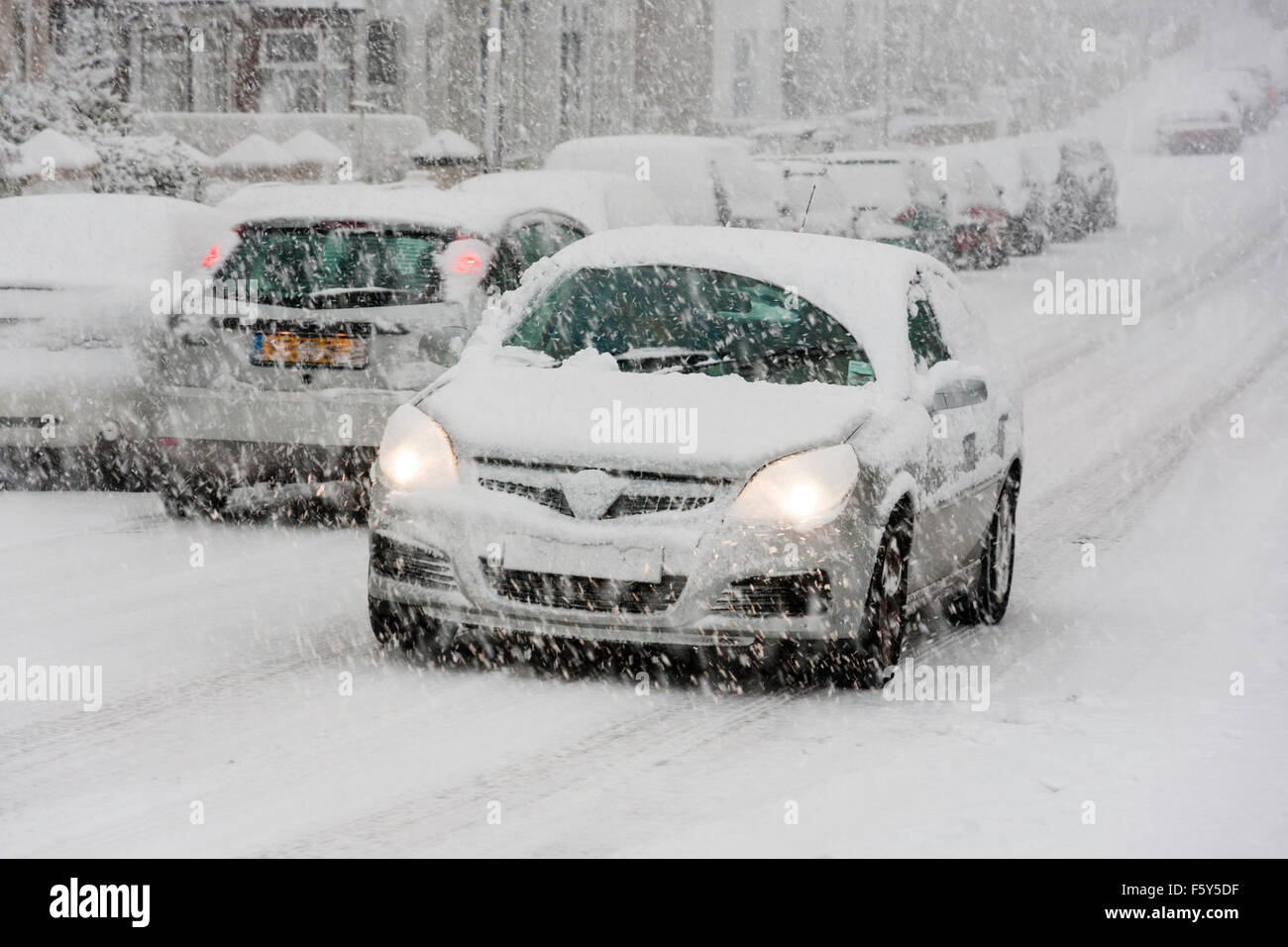 Rue Anglais à Ramsgate. Tempête de neige lourde avec chute de neige et les voitures roulant avec leurs lumières sur le long de rue couverte de neige, d'une faible visibilité. Banque D'Images
