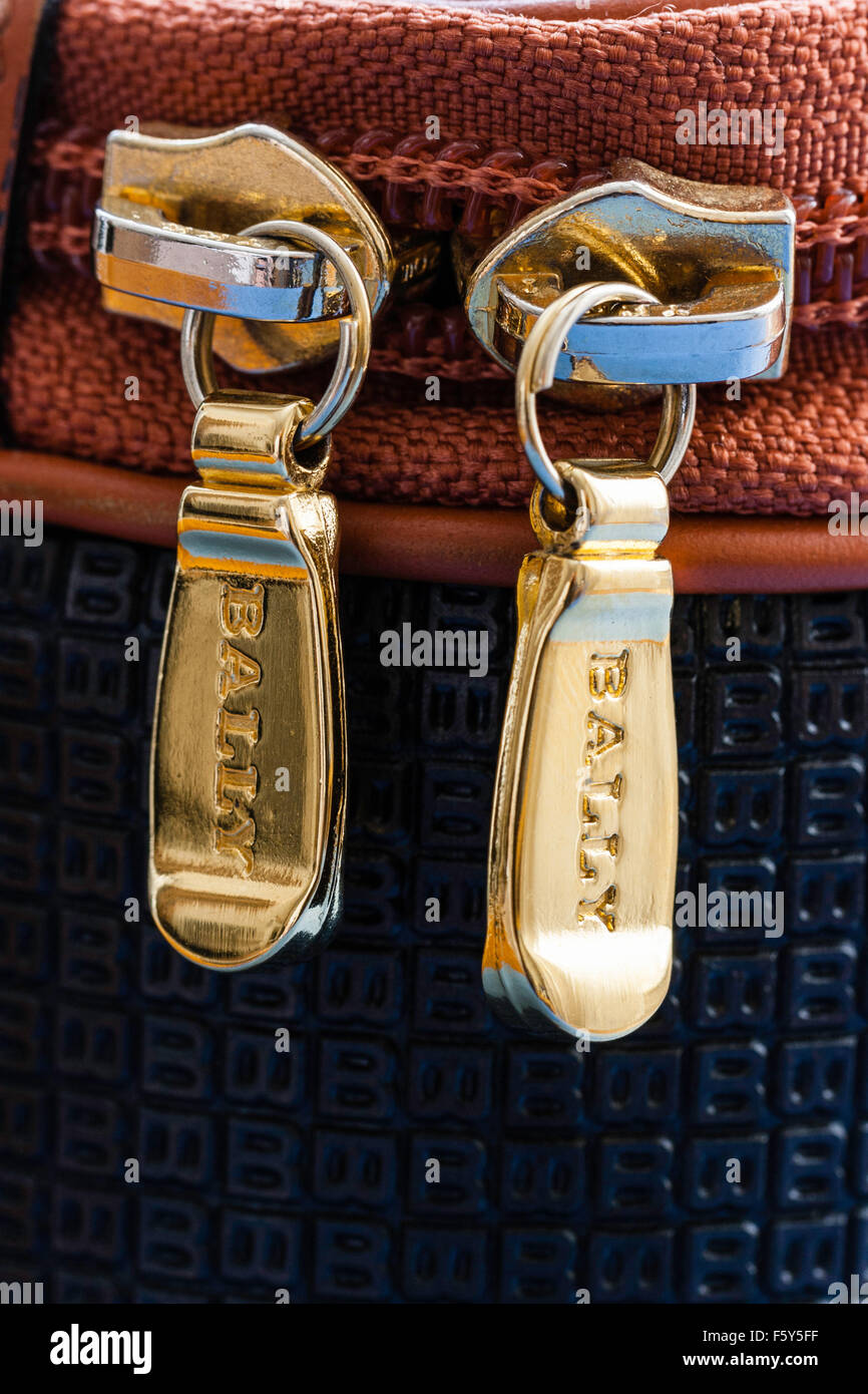 Close up de zipper têtes sur Bally sac à la mode. Fermetures à glissière de  couleur or avec 'bullet' nom de marque sur le doigt Photo Stock - Alamy