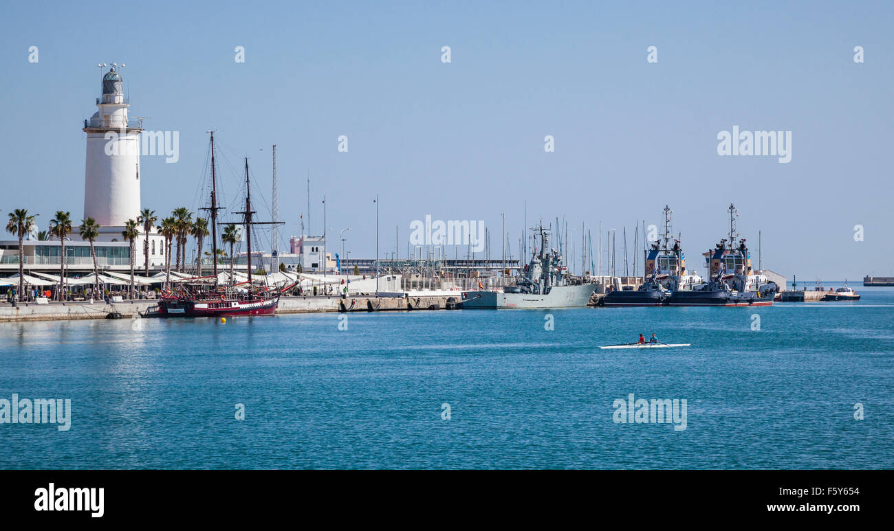 Vue de la Farola, le phare du port de Malaga, Costa del Sol, Andalousie, Espagne Banque D'Images