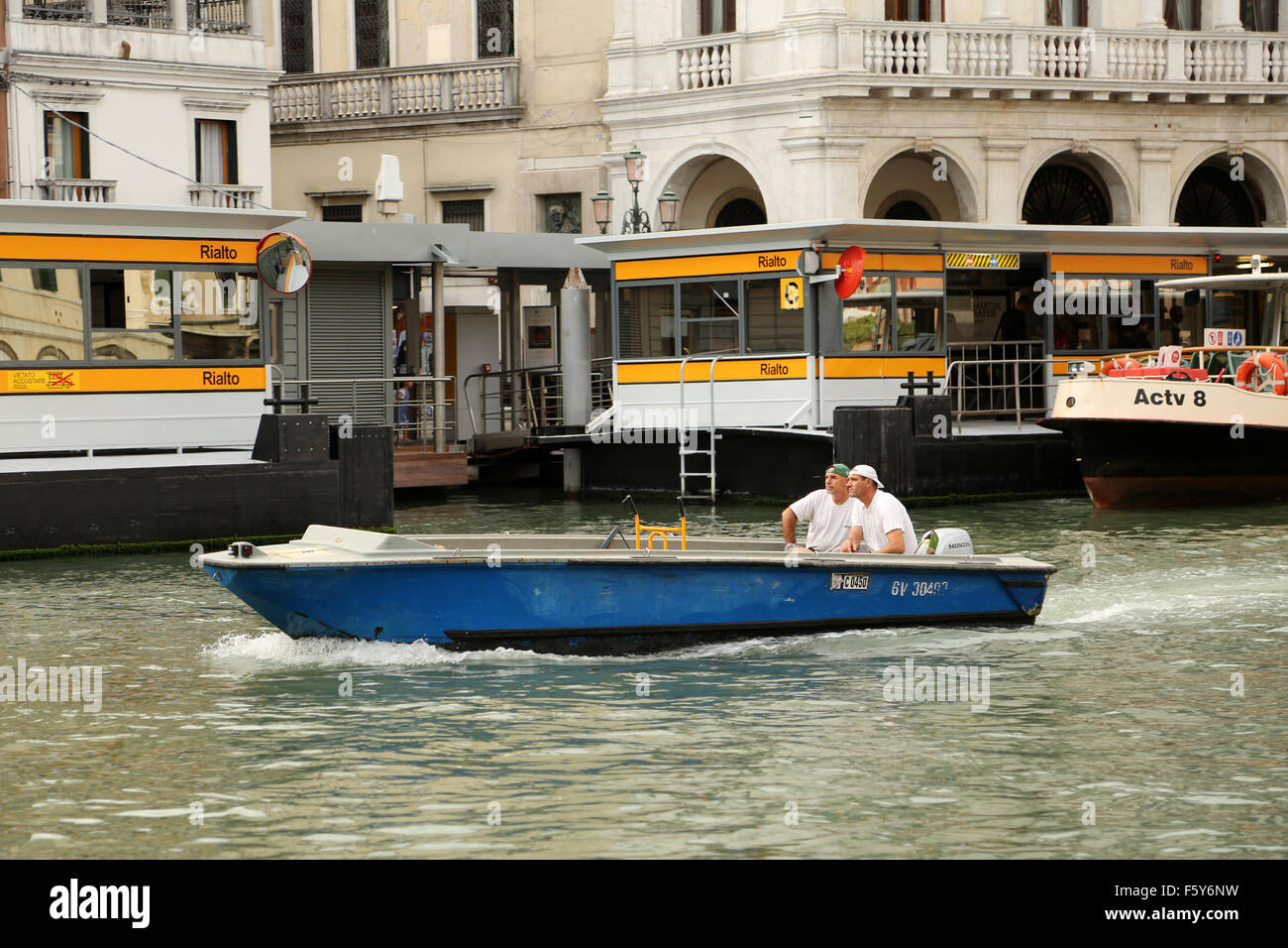 Bateaux de travail à Venise, les chrétiens qui travaillent et vaquent à leurs tâches quotidiennes dans les bateaux. Septembre 2015 Banque D'Images