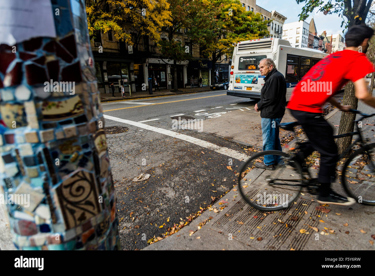 New York, NY 6 Novembre 2015 - Un piéton attend pour traverser la rue à une Avenue et St Mark's Place ©Stacy Walsh Rosenstock/Alamy Banque D'Images