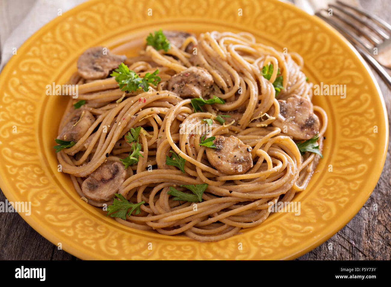 Spaghetti de blé entier aux champignons, sauce crème Banque D'Images