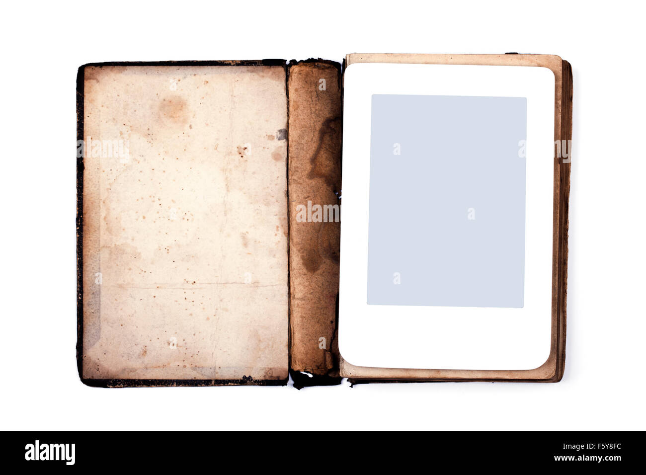 Vieux livre et ebook isolé sur fond blanc Banque D'Images