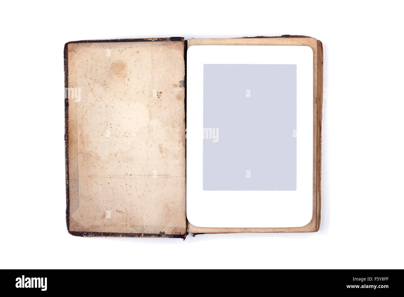 Vieux livre et ebook isolé sur fond blanc Banque D'Images