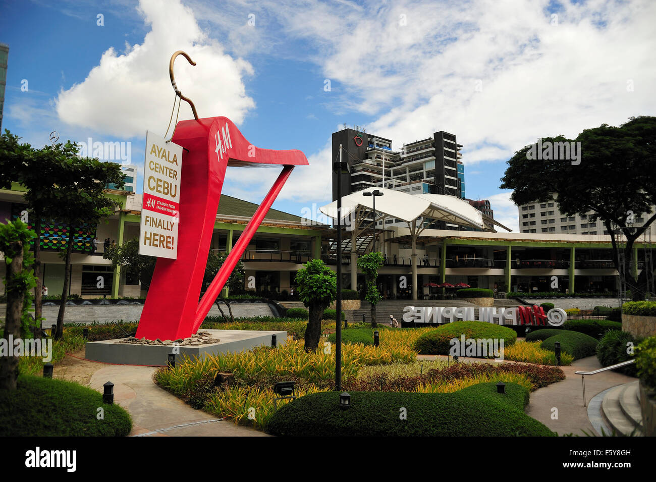 Cintre sculpture promotion pour nouveau magasin H & M au Centre Ayala Cebu City aux Philippines Banque D'Images