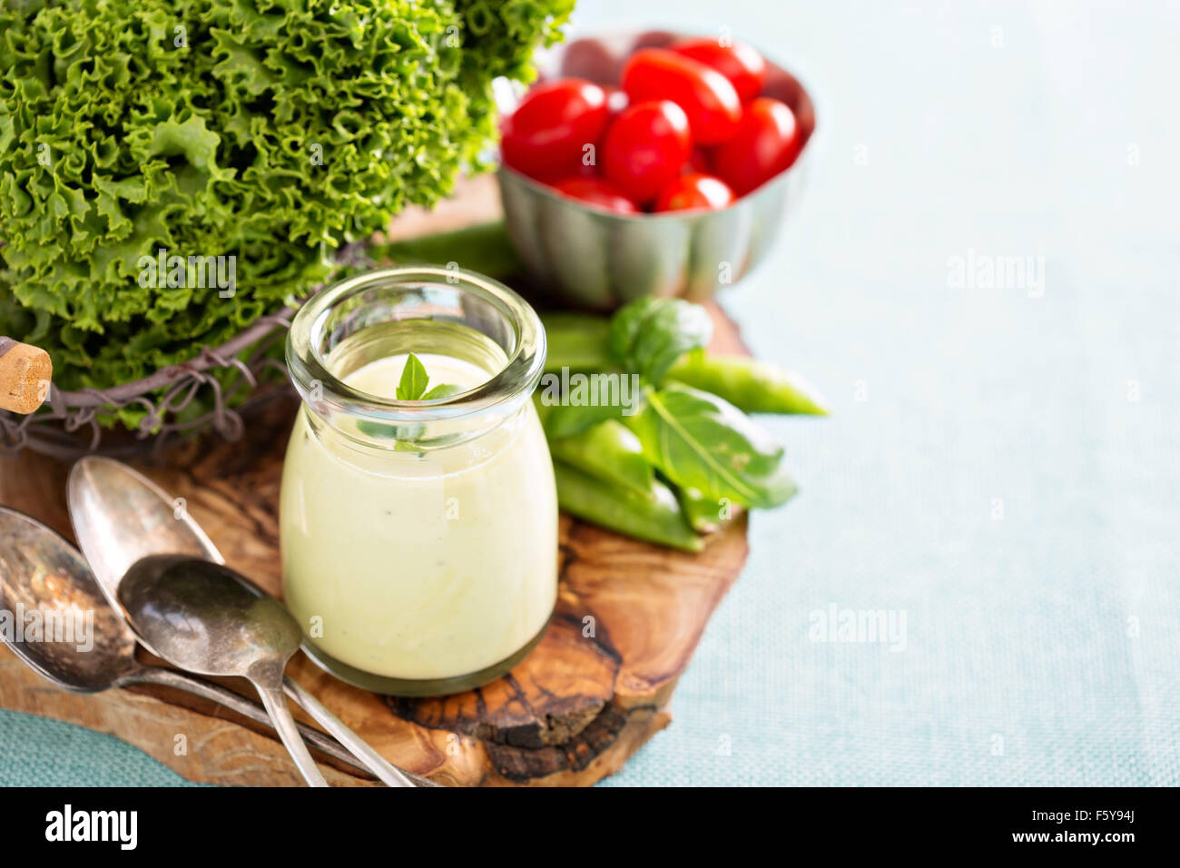 Sauce crémeuse à l'avocat végétalien ou salade Banque D'Images