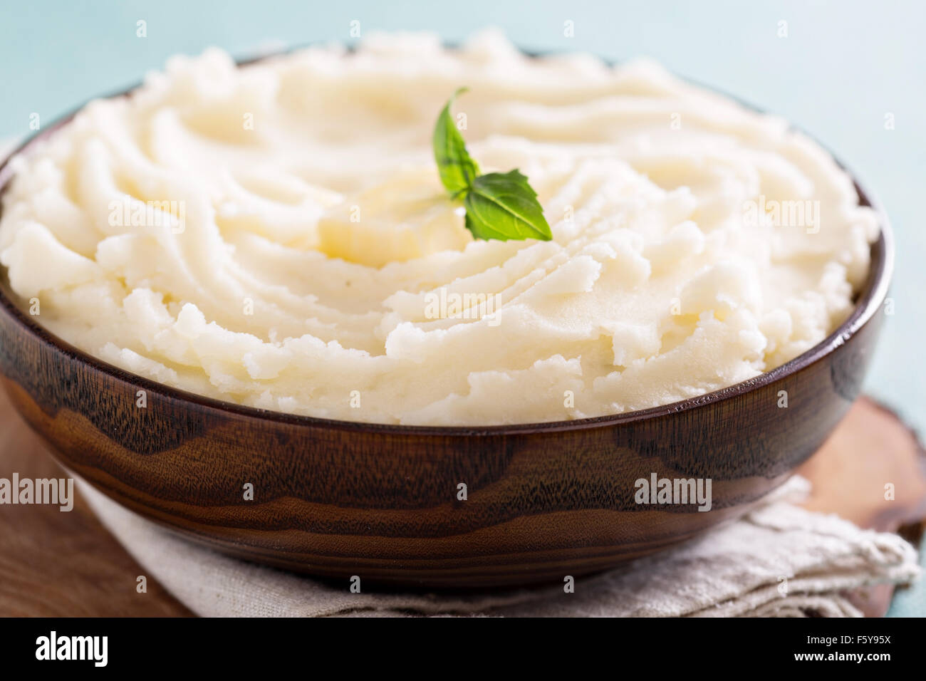 Purée de pommes de terre dans un grand bol en bois Banque D'Images