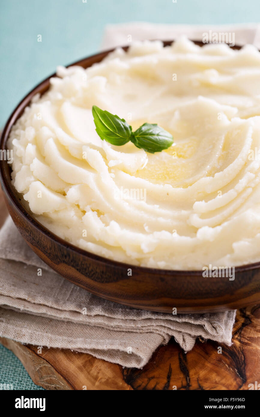 Purée de pommes de terre dans un grand bol en bois Banque D'Images
