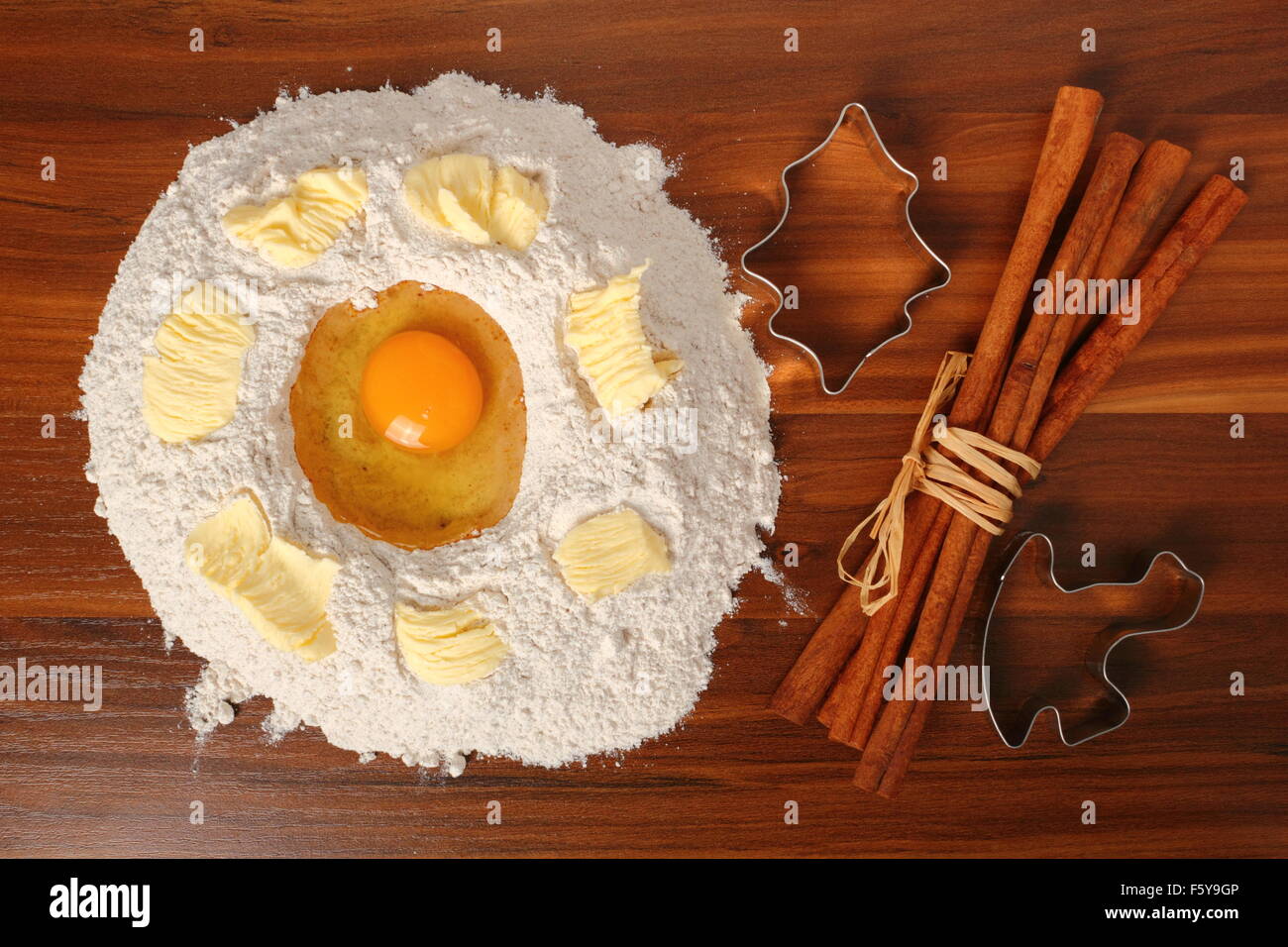 Tas de farine, l'œuf et le beurre. Making Christmas Gingerbread Cookies Banque D'Images