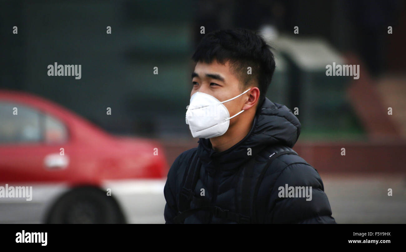Shenyang, province de Liaoning en Chine. 10 Nov, 2015. Un jeune homme portant un masque de sous-couches à Shenyang, capitale de la province du Liaoning en Chine du nord-est, le 10 novembre 2015. Le Smog à Shenyang tout au long du week-end a montré des signes de dispersion, avec l'indice de la qualité de l'air appelée «modérément polluée' mardi. Credit : Yao Jianfeng/Xinhua/Alamy Live News Banque D'Images
