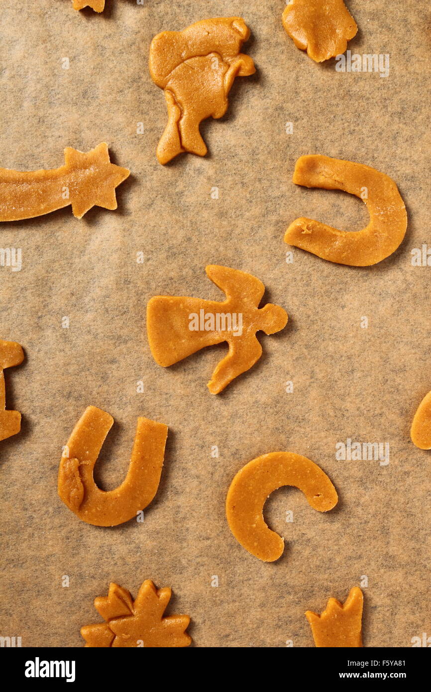 Gingerbread cookies crus prêts à la cuisson. Making Christmas Gingerbread Cookies Banque D'Images