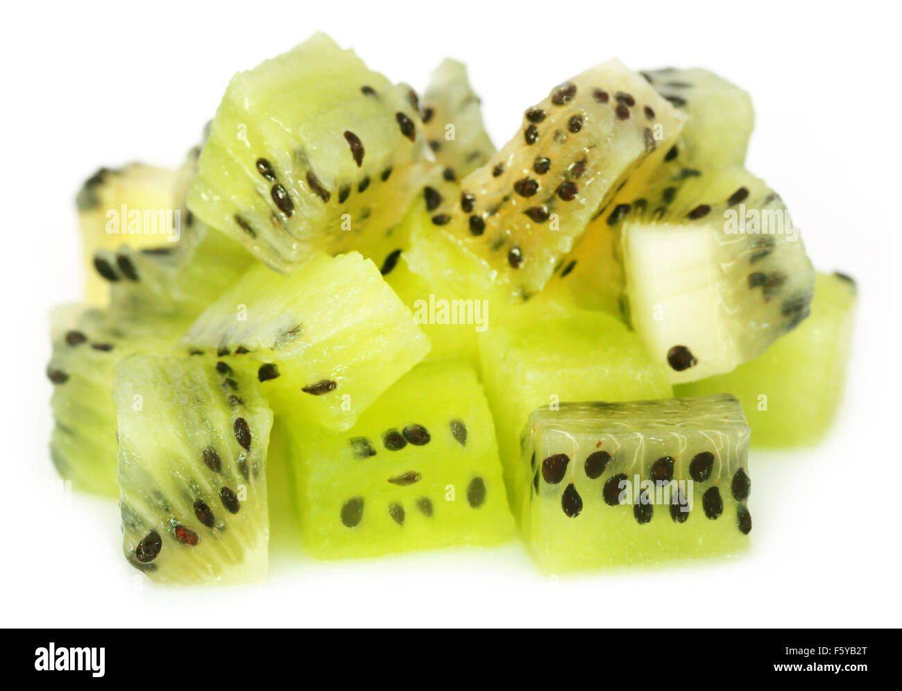 Morceaux de kiwis sur fond blanc Banque D'Images
