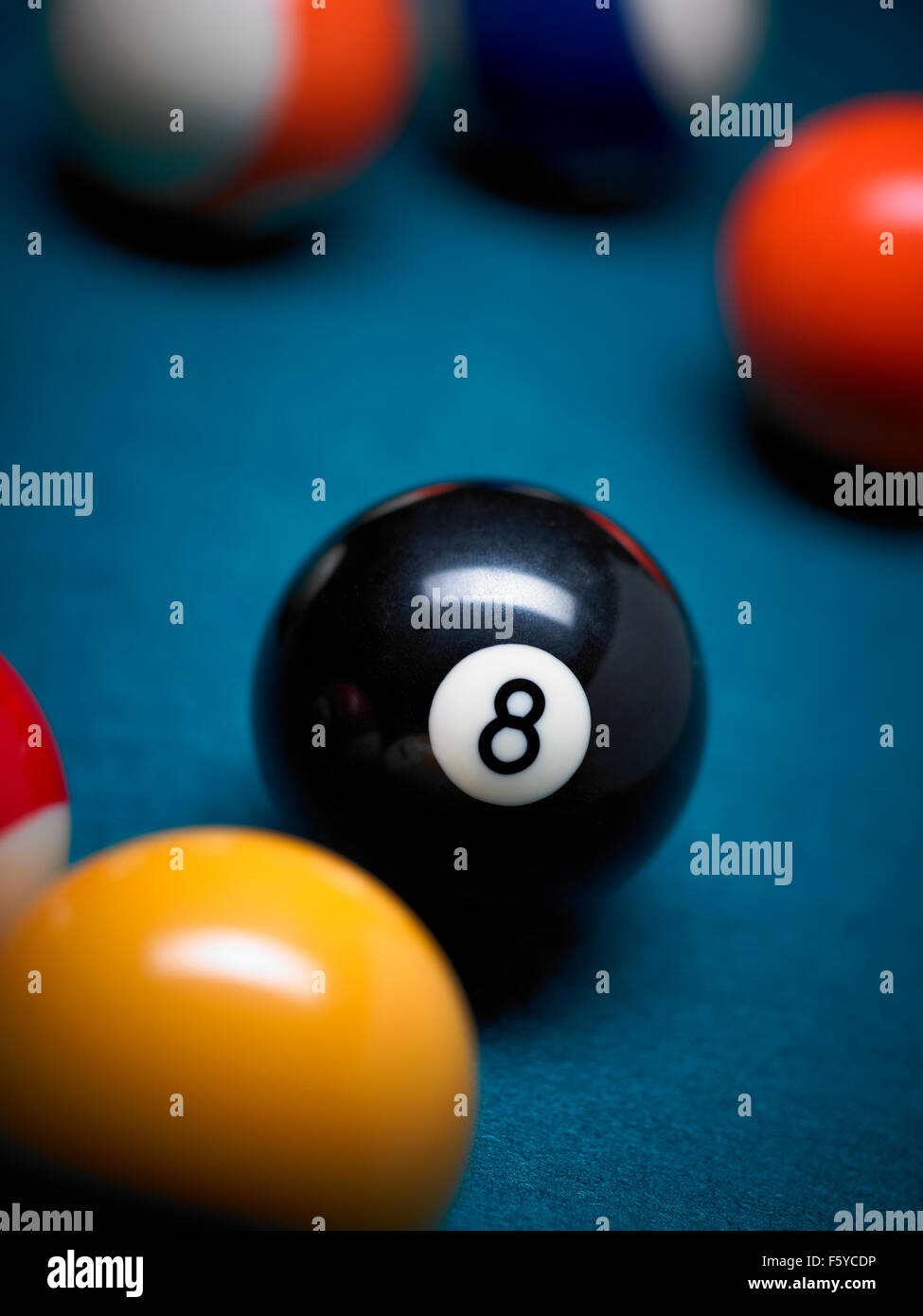 Close up boules de billard avec l'accent sur le noir 8 vertical numéro Banque D'Images