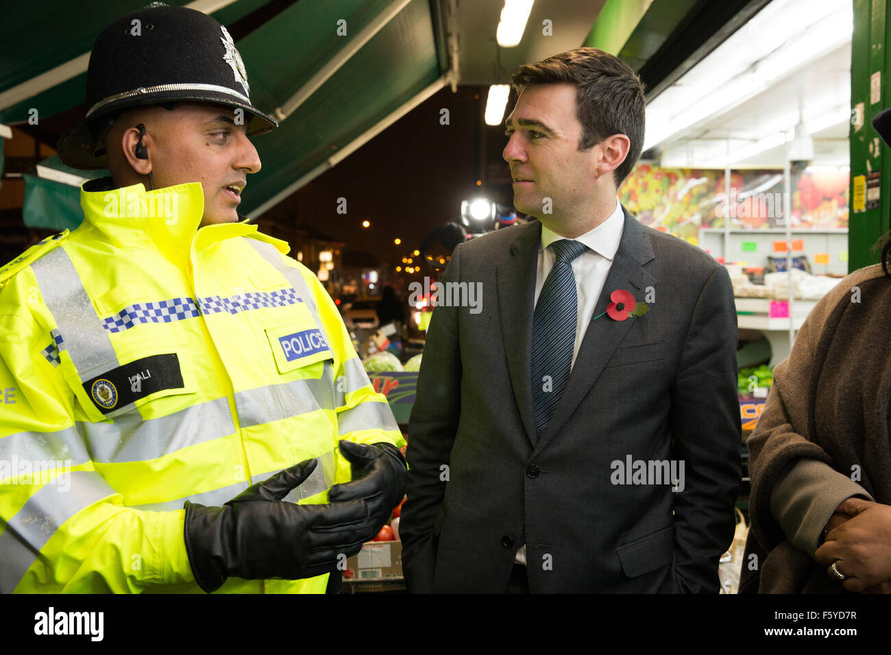 L'ombre du travail secrétaire accueil Andy Burnham visitant Birmingham pour donner son point de vue sur les services de police au Royaume-Uni. Banque D'Images