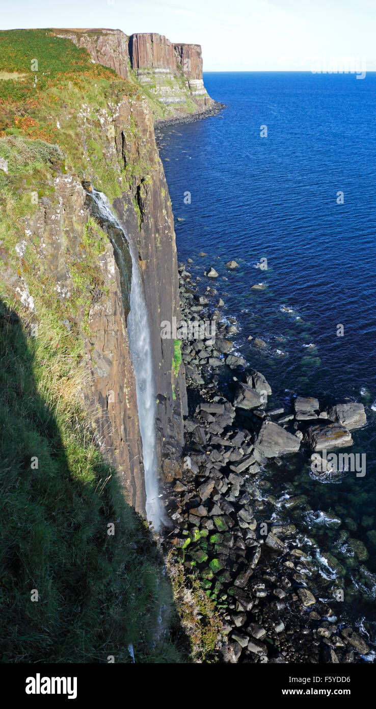 Une vue de Mealt Falls avec Kilt Rock en arrière plan à Ellishadder, près d'Oban, Trotternish, Isle of Skye, Scotland, UK. Banque D'Images