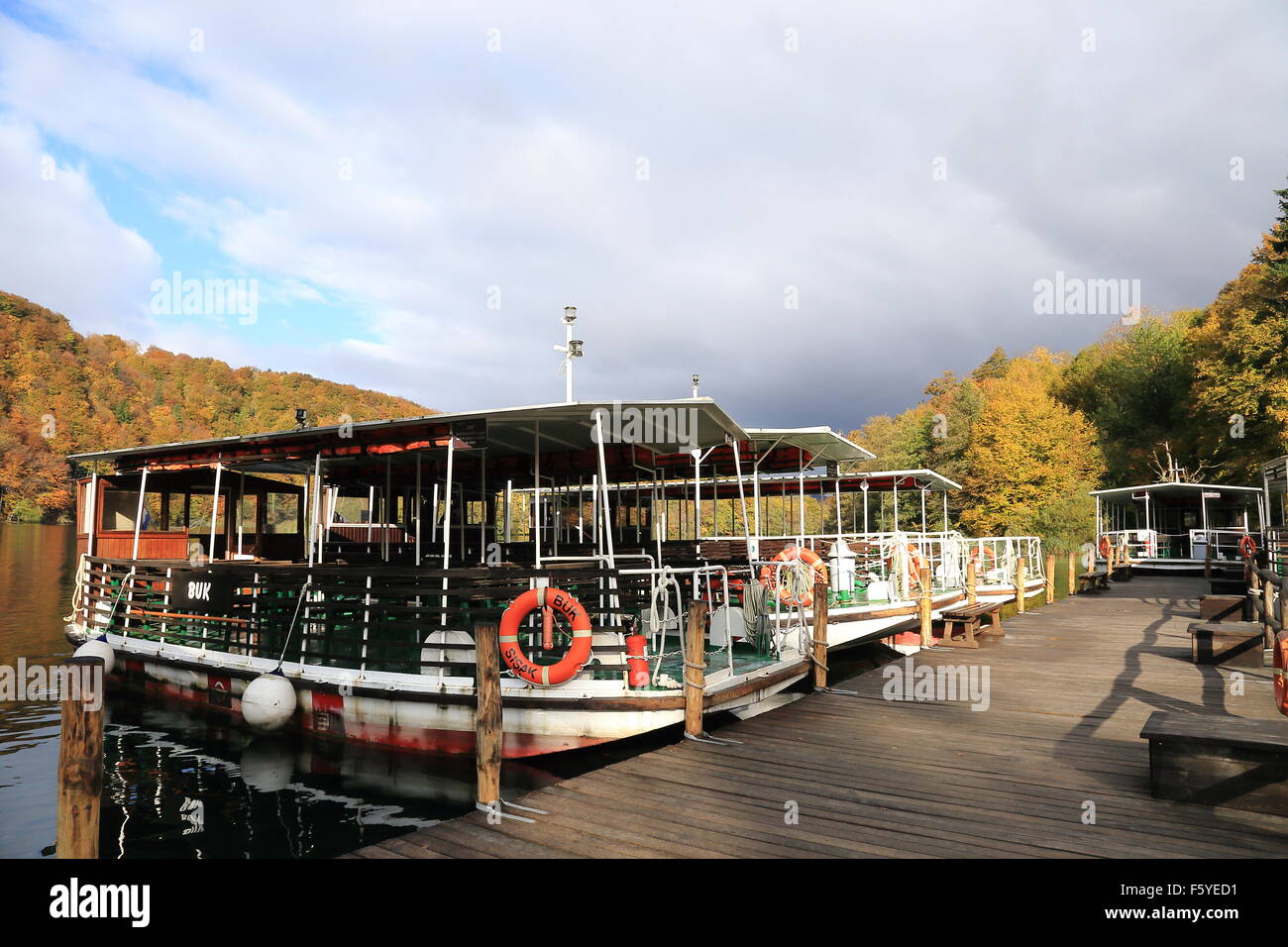 Station de bateau au parc national des Lacs de Plitvice, classé au Patrimoine Mondial de l'UNESCO, la Croatie, l'Europe Banque D'Images
